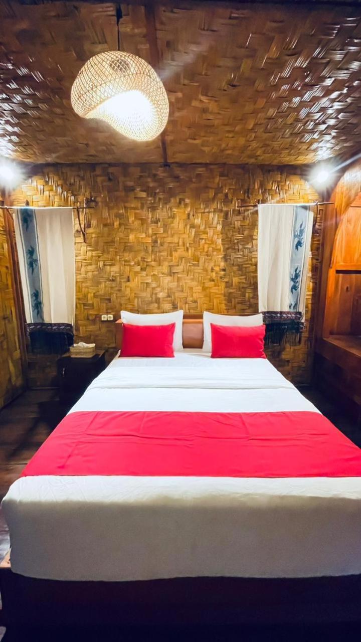 Three Queen Villa And Homestay Waikabubak Ngoại thất bức ảnh
