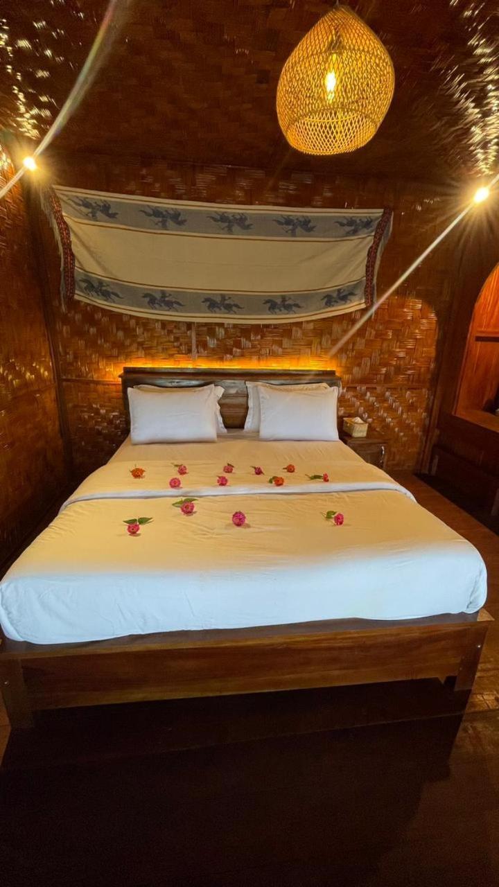 Three Queen Villa And Homestay Waikabubak Ngoại thất bức ảnh