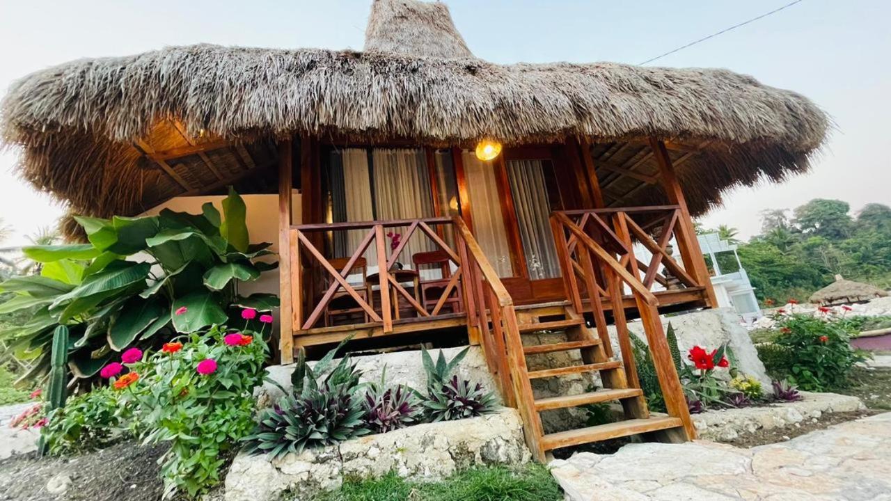 Three Queen Villa And Homestay Waikabubak Ngoại thất bức ảnh