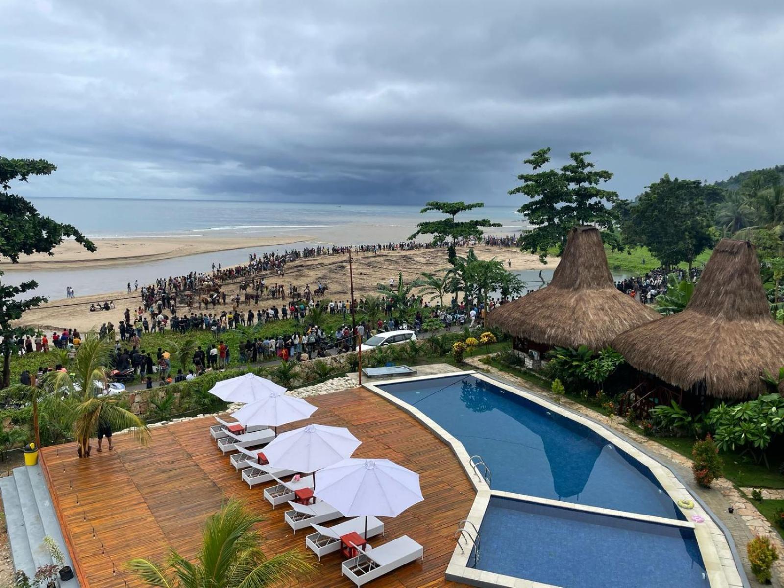 Three Queen Villa And Homestay Waikabubak Ngoại thất bức ảnh