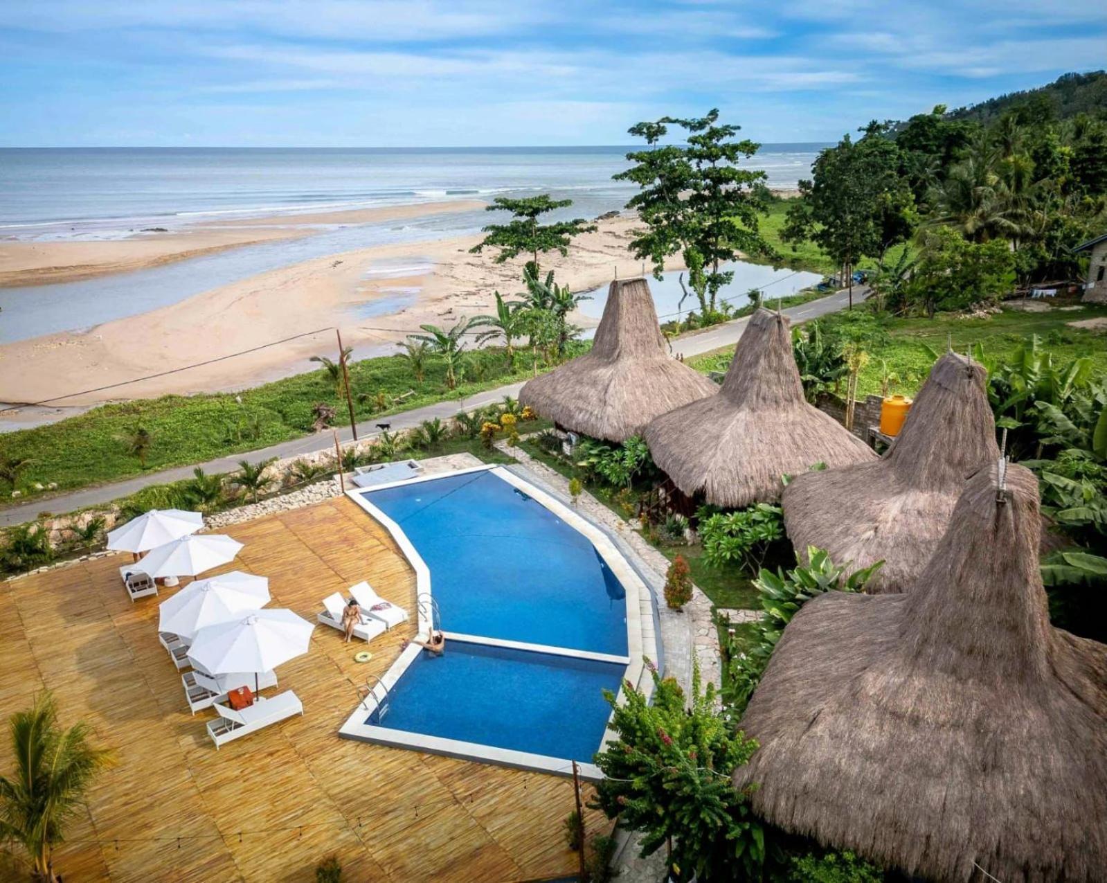 Three Queen Villa And Homestay Waikabubak Ngoại thất bức ảnh